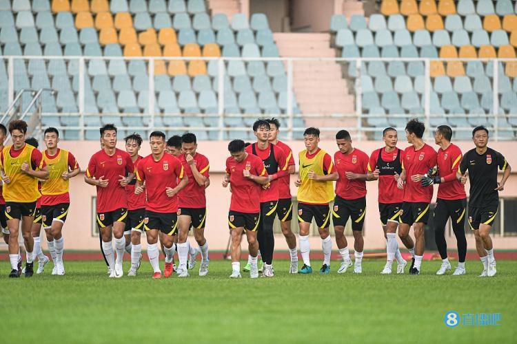 “在半场时他向球员传达的’保持信念‘的话语、他对曼联的满腔热忱、他提拔加纳乔的正确决定以及他上赛季的成绩，这一切都表明他值得得到支持。